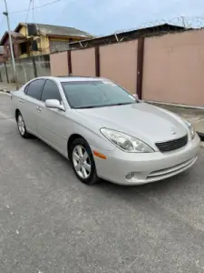Clean Lexus ES 330 model