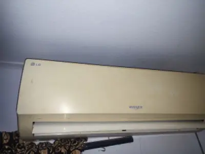 Neatly used 1hp Samsung Split AC unit
